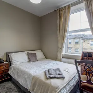 6 Dbl Bed, House Inc Parking Apartment Huddersfield